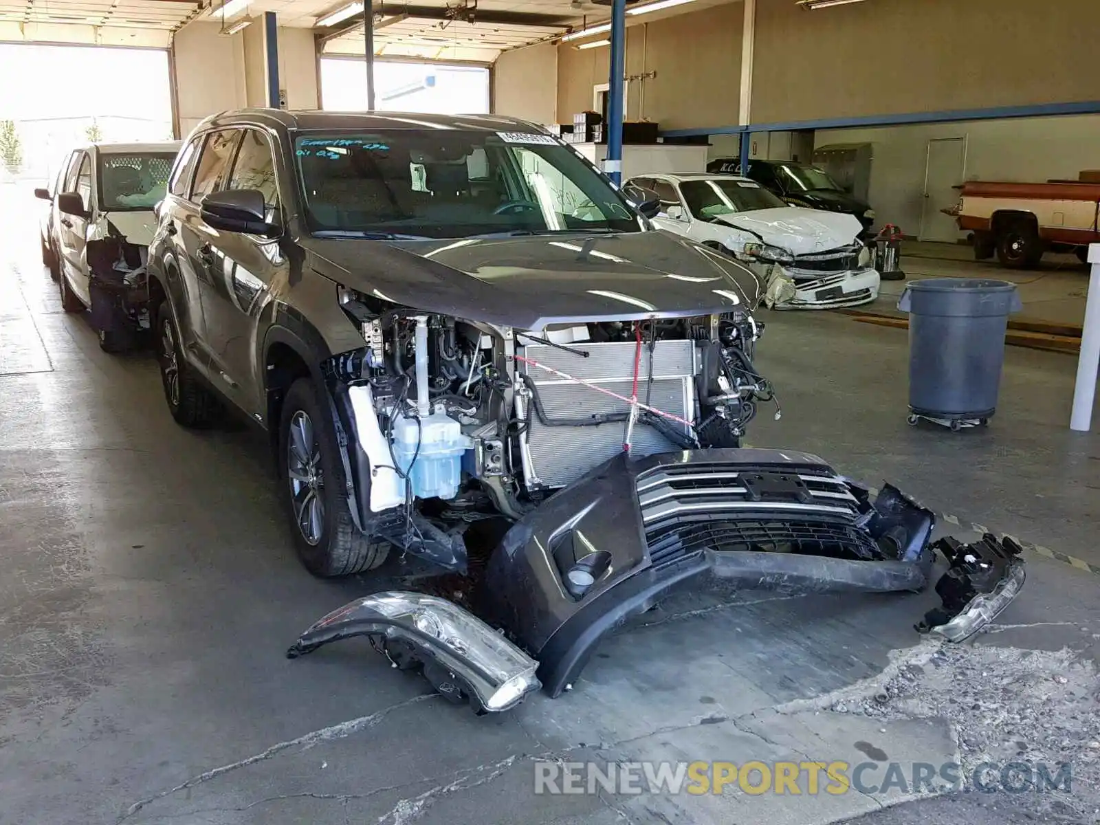 1 Photograph of a damaged car 5TDJGRFH9KS062207 TOYOTA HIGHLANDER 2019