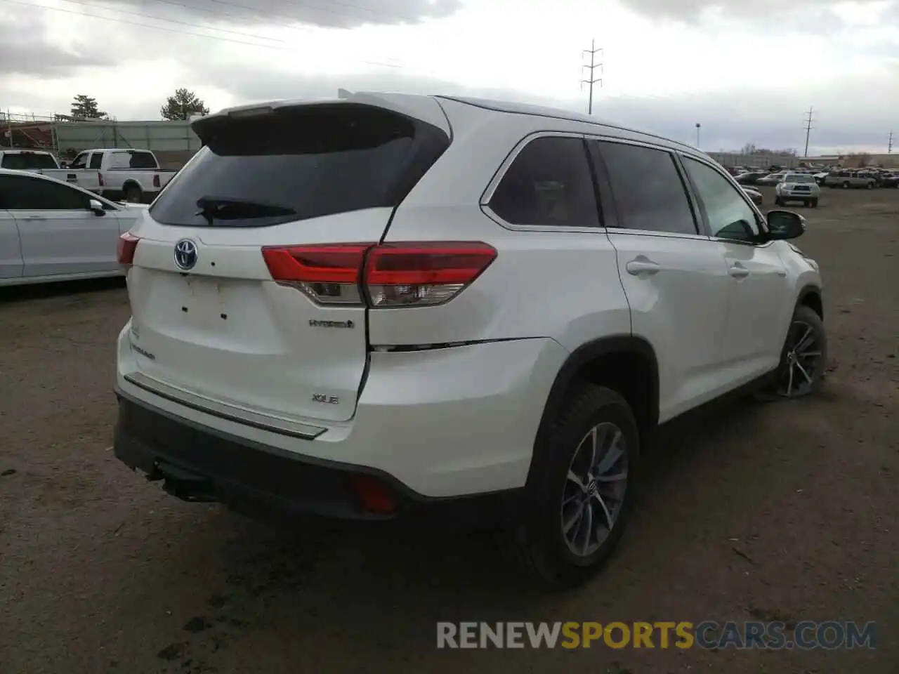 4 Photograph of a damaged car 5TDJGRFH9KS063616 TOYOTA HIGHLANDER 2019