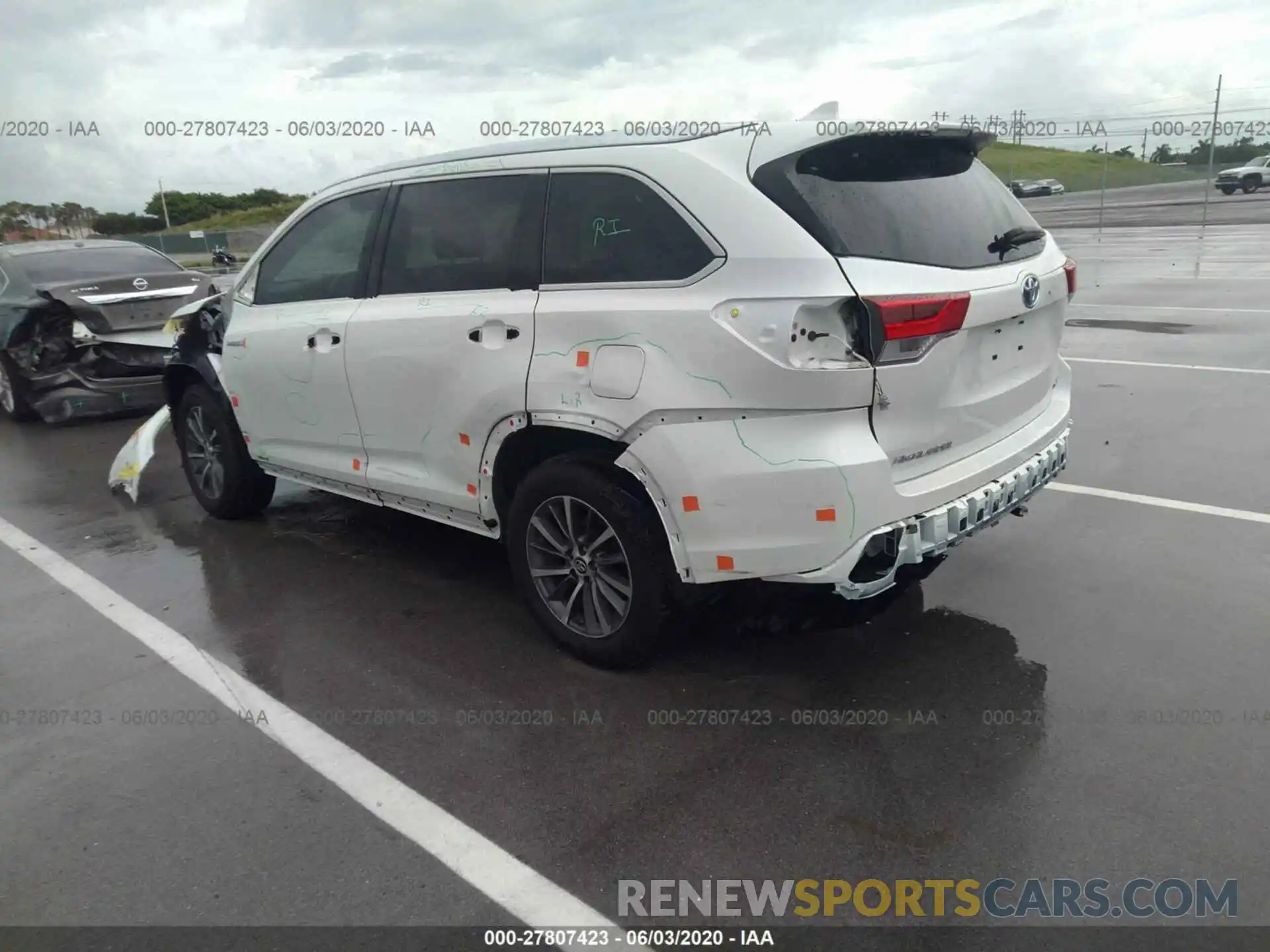 3 Photograph of a damaged car 5TDJGRFHXKS059137 TOYOTA HIGHLANDER 2019