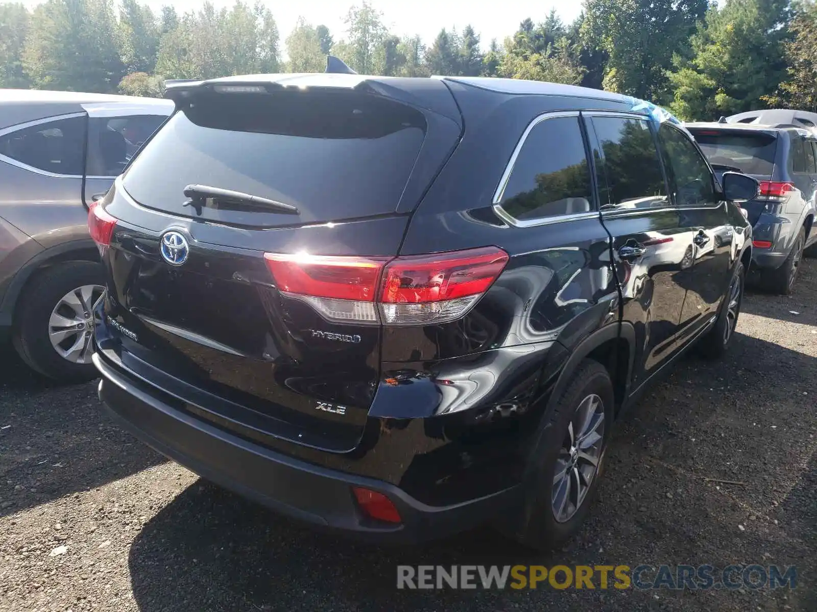 4 Photograph of a damaged car 5TDJGRFHXKS066914 TOYOTA HIGHLANDER 2019