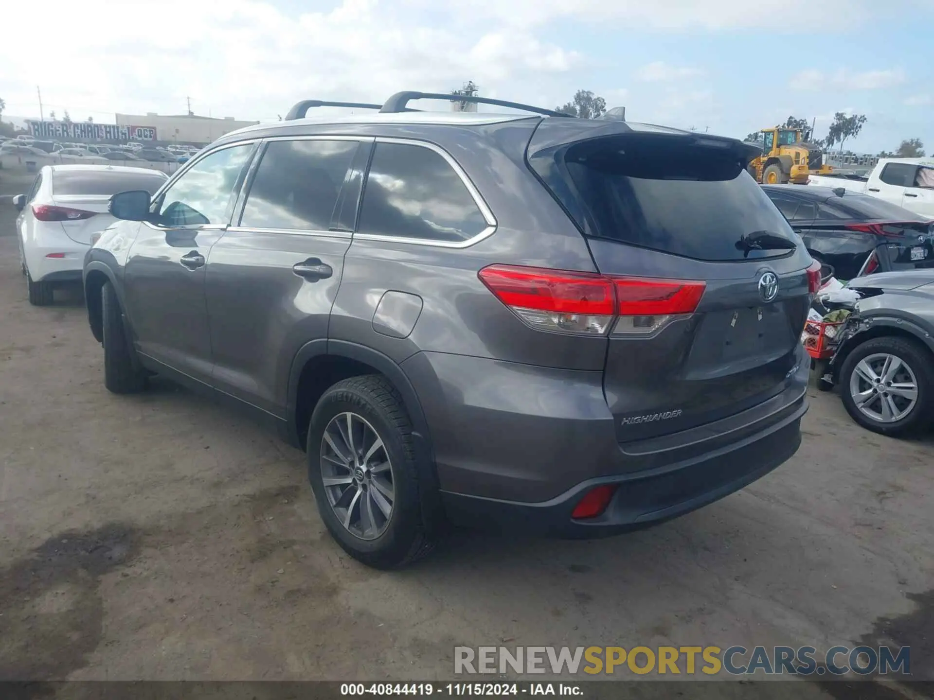 3 Photograph of a damaged car 5TDJZRFH0KS564520 TOYOTA HIGHLANDER 2019