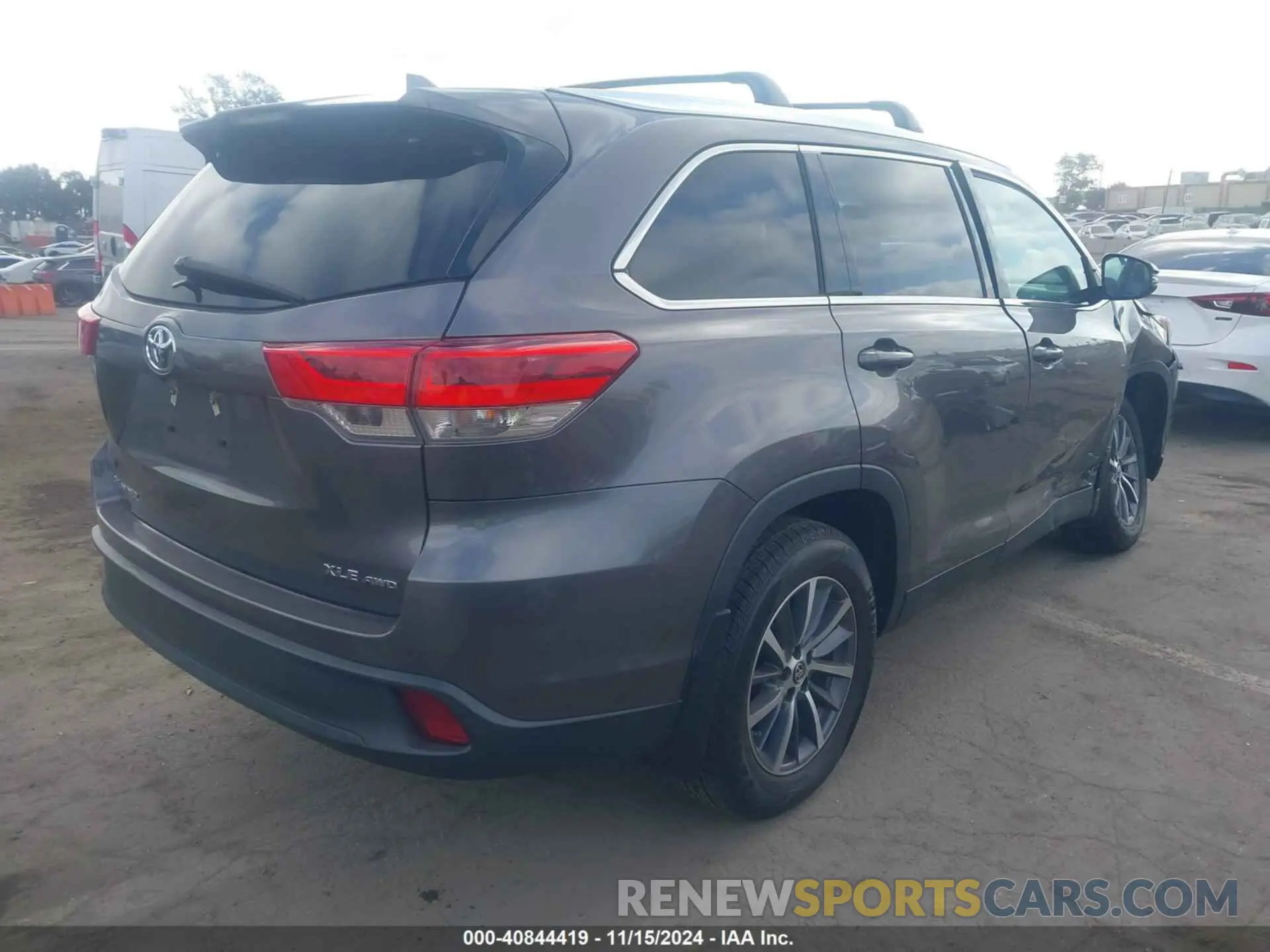 4 Photograph of a damaged car 5TDJZRFH0KS564520 TOYOTA HIGHLANDER 2019