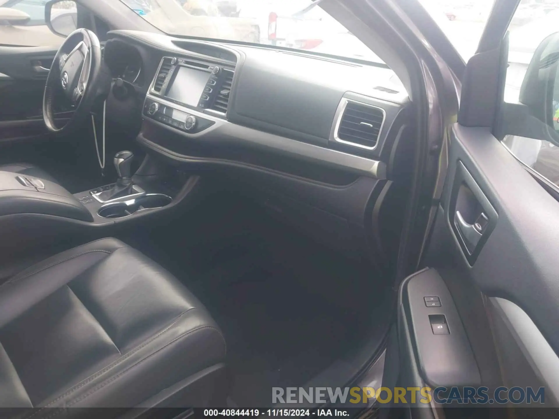 5 Photograph of a damaged car 5TDJZRFH0KS564520 TOYOTA HIGHLANDER 2019
