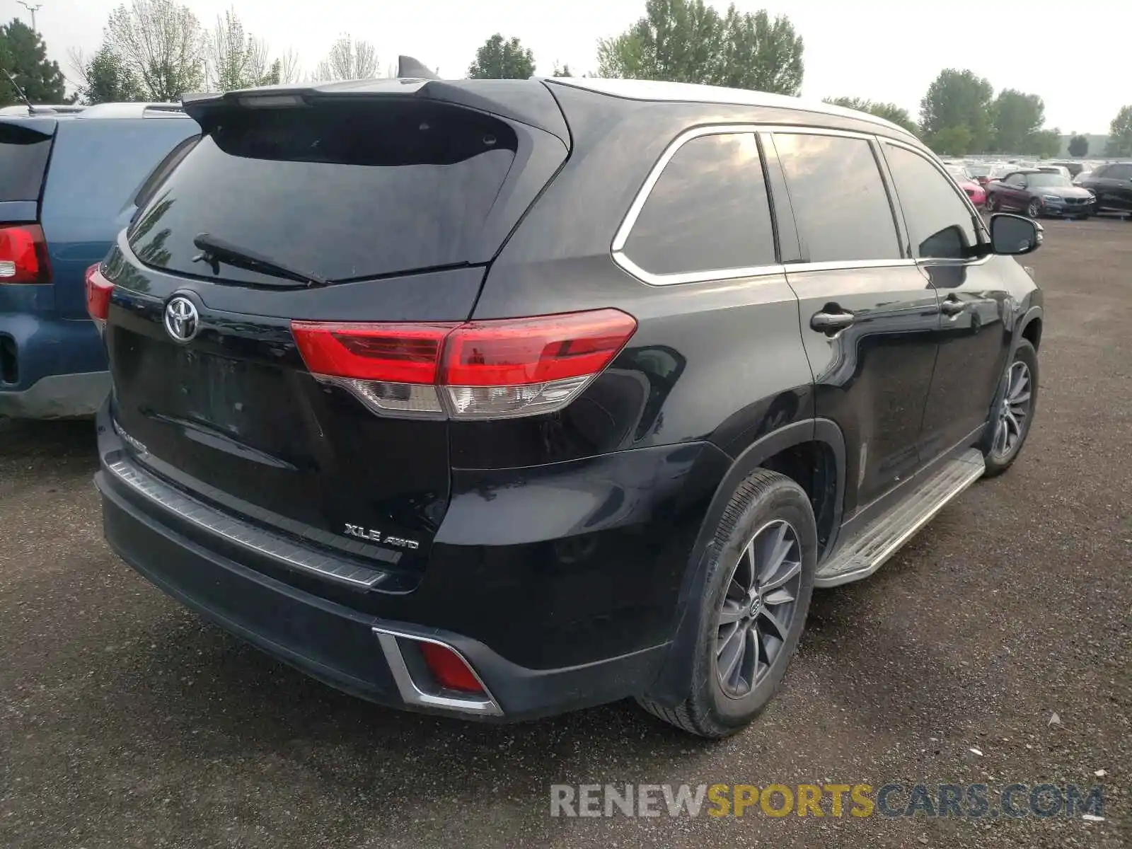 4 Photograph of a damaged car 5TDJZRFH0KS565408 TOYOTA HIGHLANDER 2019