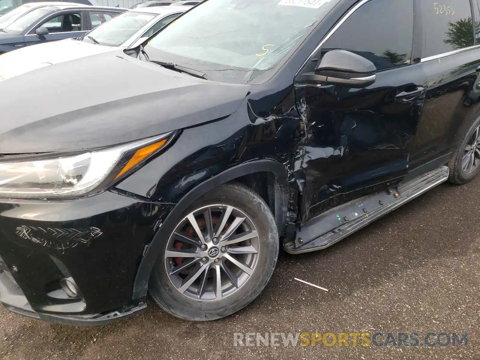 9 Photograph of a damaged car 5TDJZRFH0KS565408 TOYOTA HIGHLANDER 2019