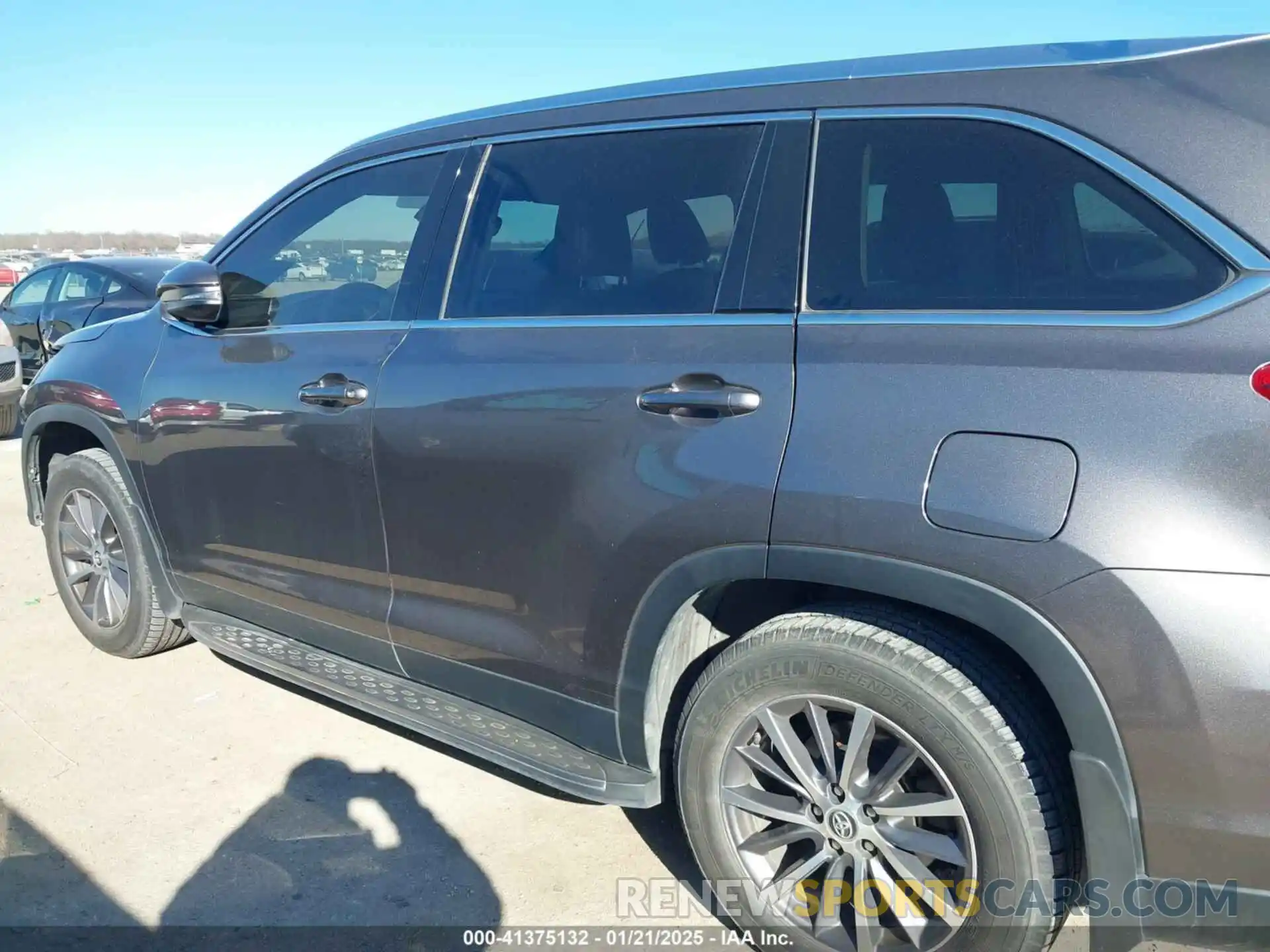 14 Photograph of a damaged car 5TDJZRFH0KS570964 TOYOTA HIGHLANDER 2019