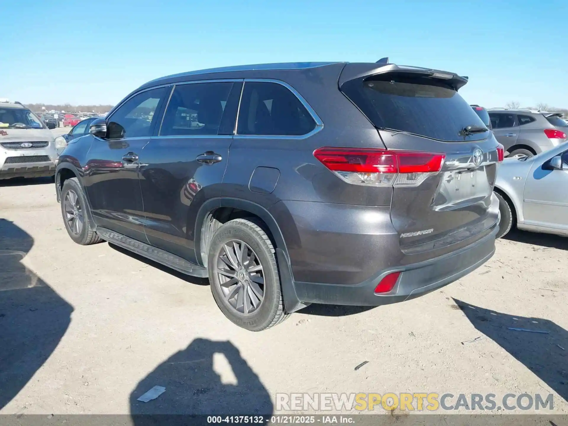 3 Photograph of a damaged car 5TDJZRFH0KS570964 TOYOTA HIGHLANDER 2019