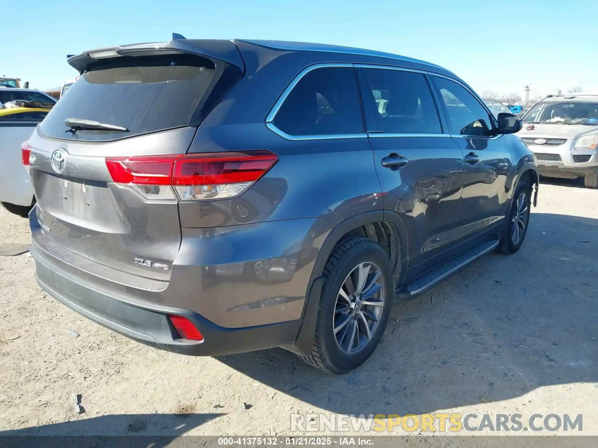 4 Photograph of a damaged car 5TDJZRFH0KS570964 TOYOTA HIGHLANDER 2019