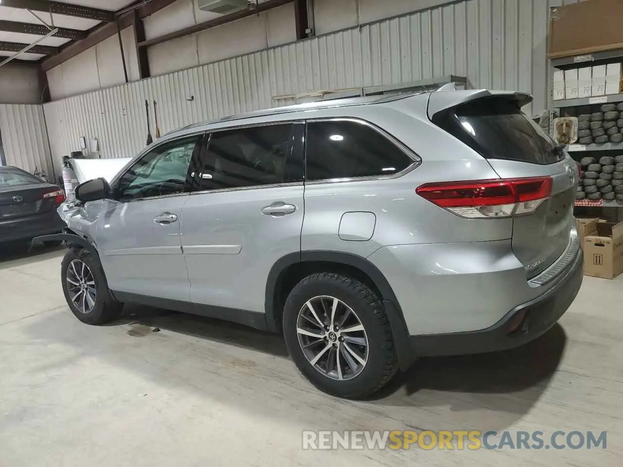2 Photograph of a damaged car 5TDJZRFH0KS579924 TOYOTA HIGHLANDER 2019