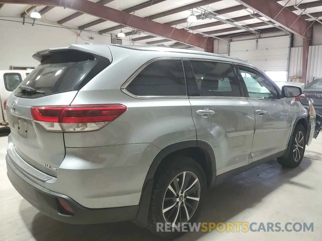 3 Photograph of a damaged car 5TDJZRFH0KS579924 TOYOTA HIGHLANDER 2019