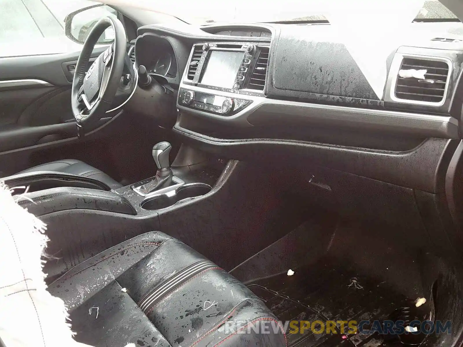 5 Photograph of a damaged car 5TDJZRFH0KS579938 TOYOTA HIGHLANDER 2019