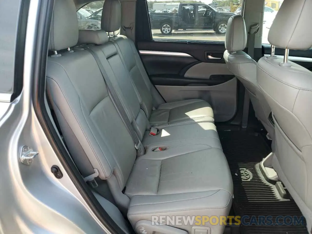 10 Photograph of a damaged car 5TDJZRFH0KS582516 TOYOTA HIGHLANDER 2019