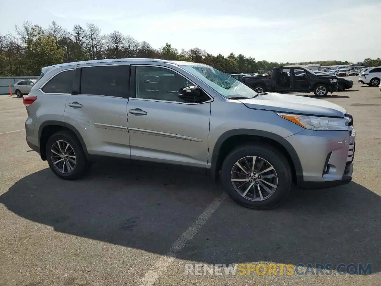 4 Photograph of a damaged car 5TDJZRFH0KS582516 TOYOTA HIGHLANDER 2019