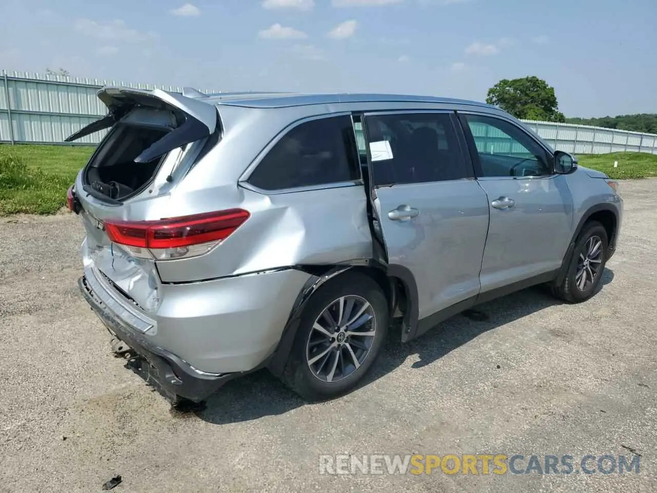 3 Photograph of a damaged car 5TDJZRFH0KS582984 TOYOTA HIGHLANDER 2019