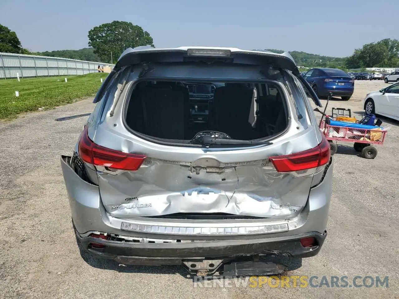 6 Photograph of a damaged car 5TDJZRFH0KS582984 TOYOTA HIGHLANDER 2019