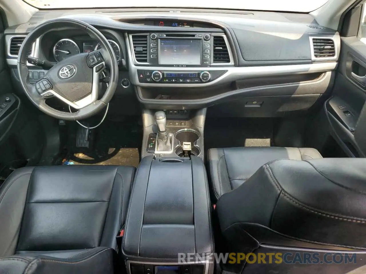 8 Photograph of a damaged car 5TDJZRFH0KS582984 TOYOTA HIGHLANDER 2019
