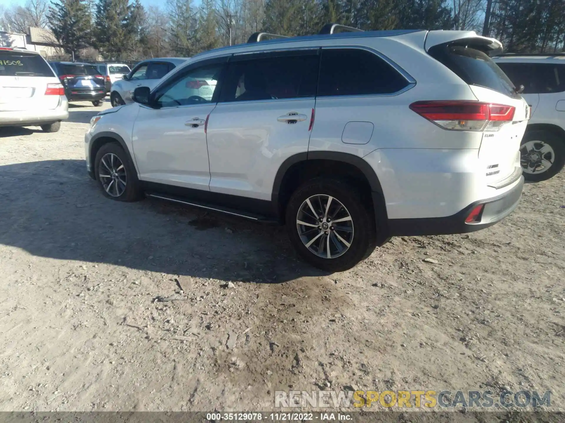 3 Photograph of a damaged car 5TDJZRFH0KS584413 TOYOTA HIGHLANDER 2019