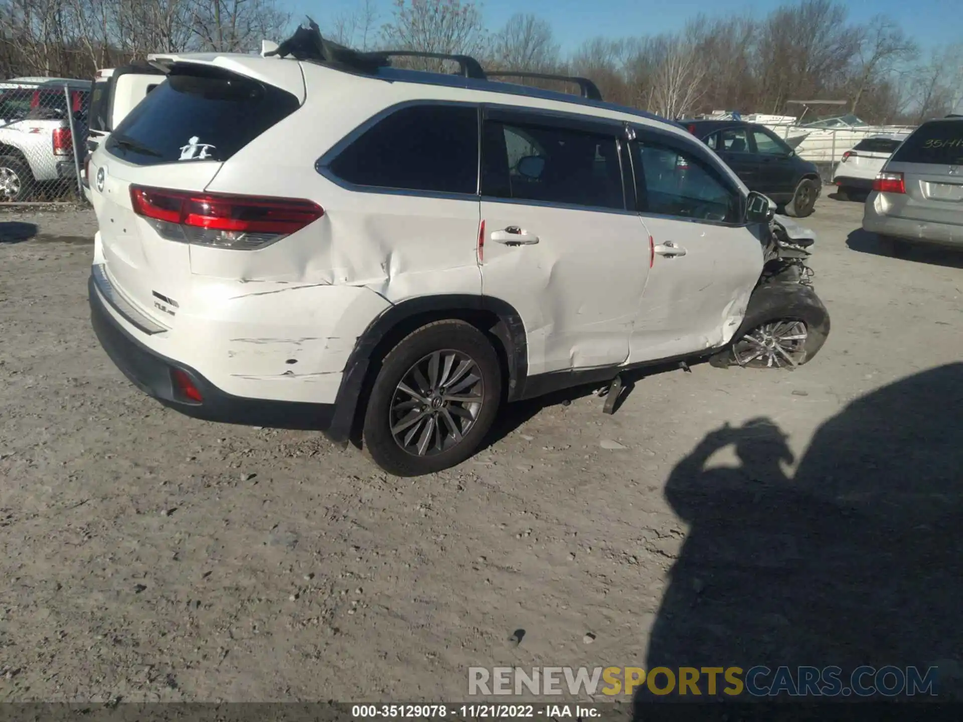 4 Photograph of a damaged car 5TDJZRFH0KS584413 TOYOTA HIGHLANDER 2019