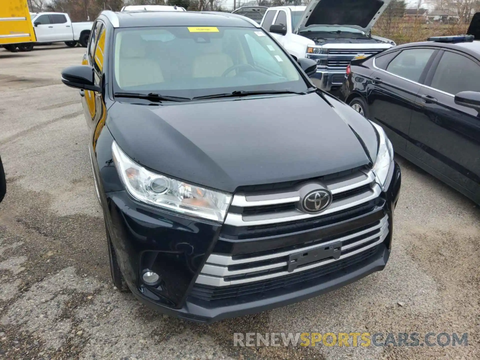 17 Photograph of a damaged car 5TDJZRFH0KS585271 TOYOTA HIGHLANDER 2019