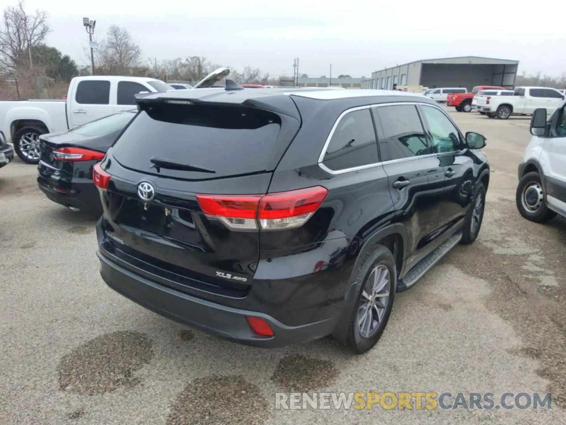 2 Photograph of a damaged car 5TDJZRFH0KS585271 TOYOTA HIGHLANDER 2019