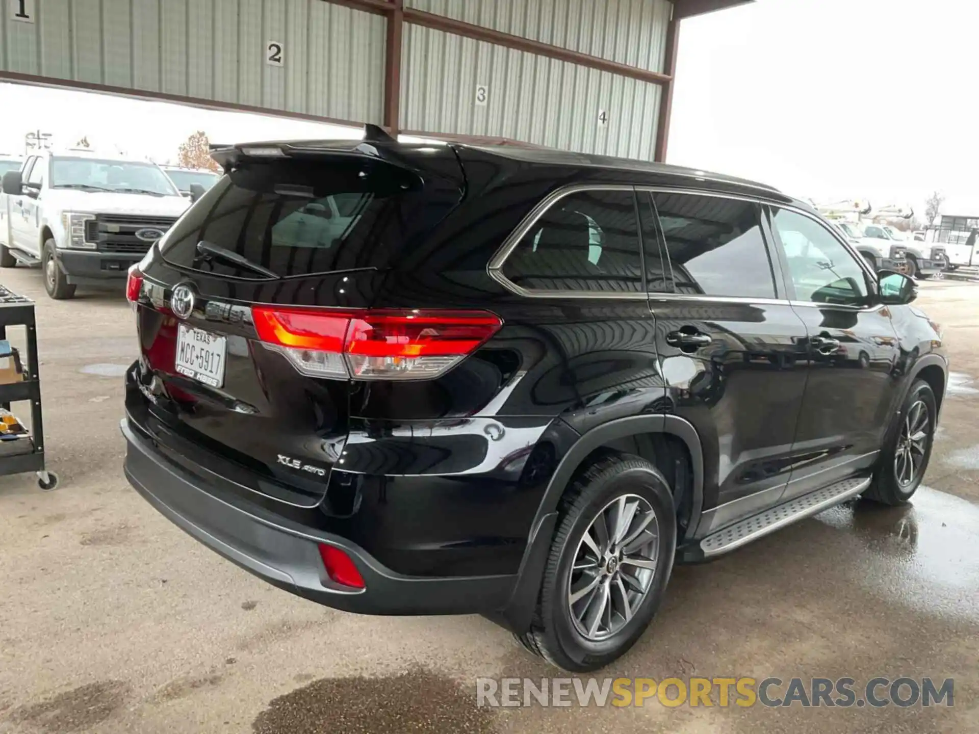 3 Photograph of a damaged car 5TDJZRFH0KS585271 TOYOTA HIGHLANDER 2019