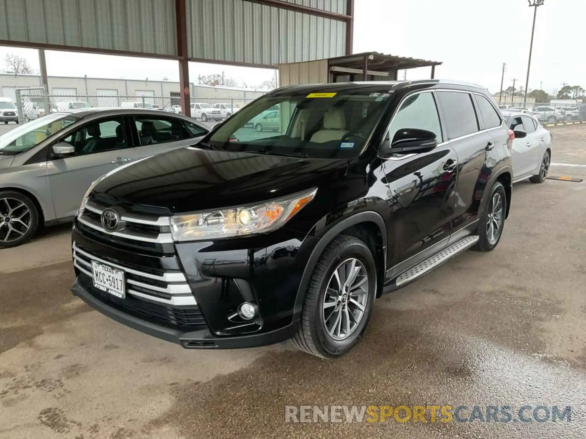 4 Photograph of a damaged car 5TDJZRFH0KS585271 TOYOTA HIGHLANDER 2019