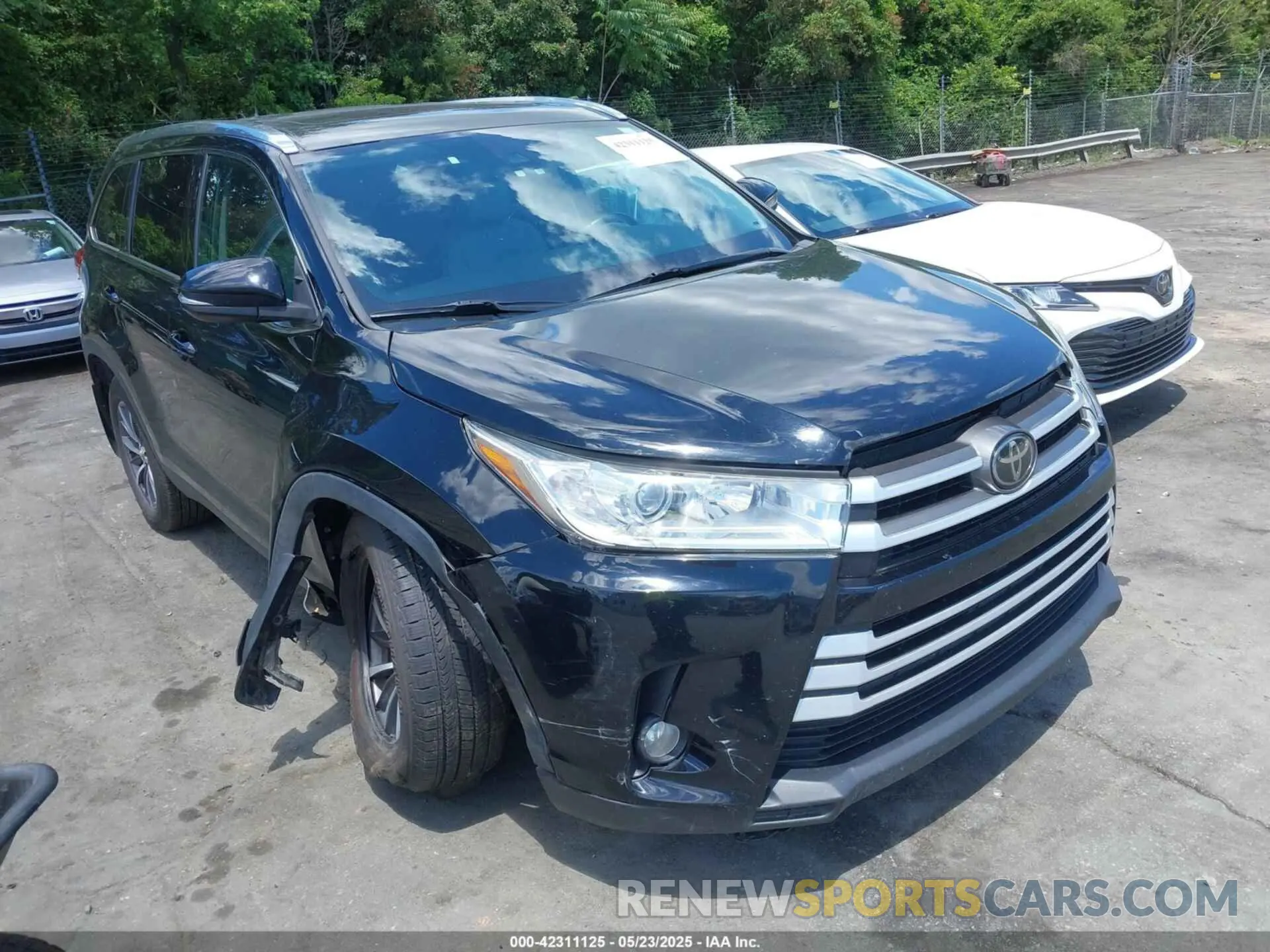 1 Photograph of a damaged car 5TDJZRFH0KS585898 TOYOTA HIGHLANDER 2019