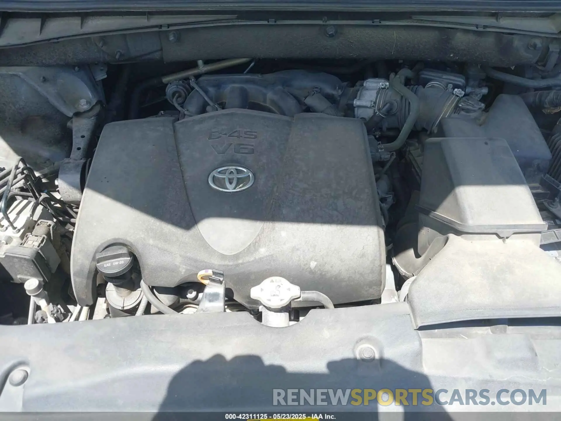 10 Photograph of a damaged car 5TDJZRFH0KS585898 TOYOTA HIGHLANDER 2019