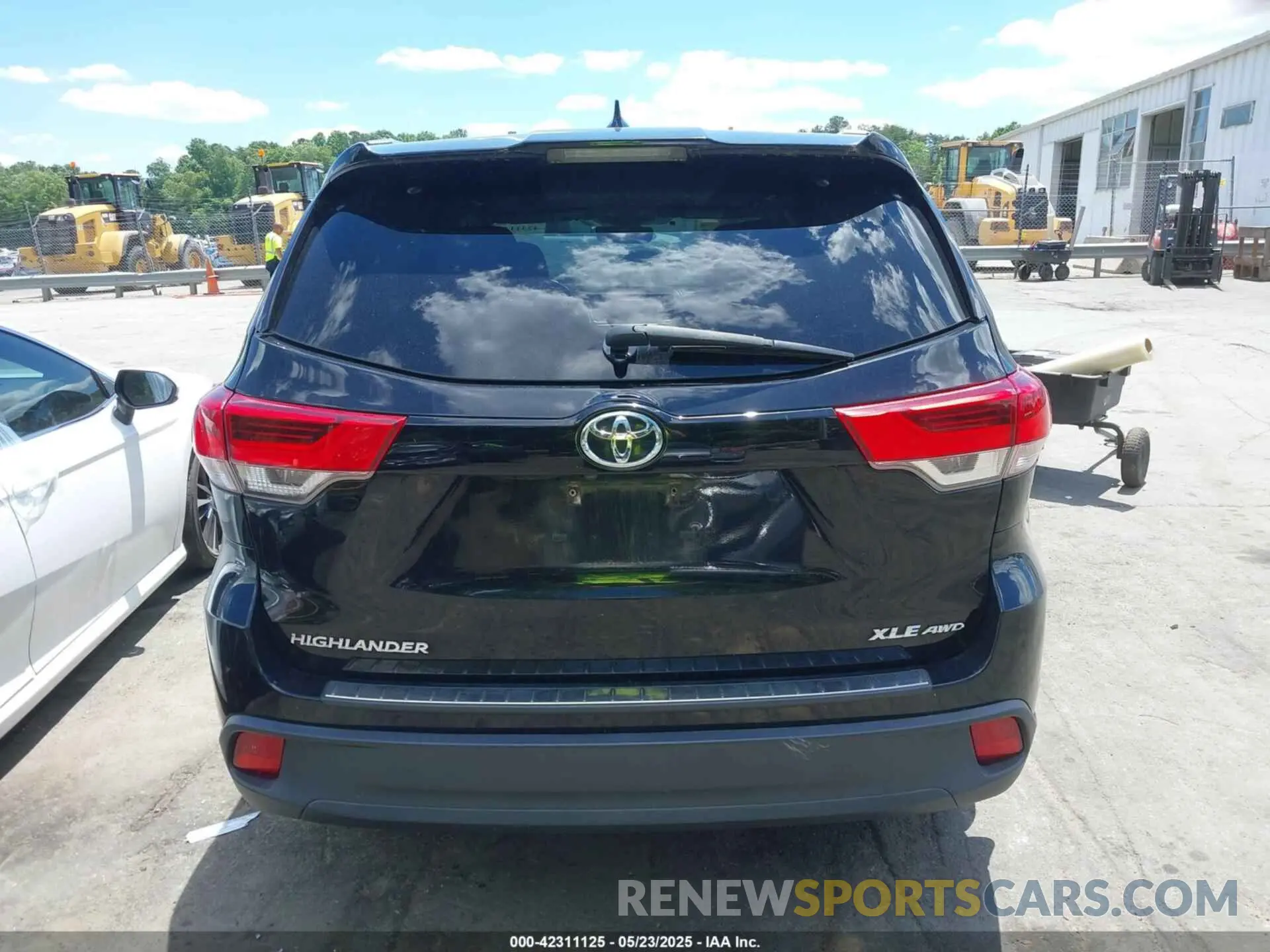 16 Photograph of a damaged car 5TDJZRFH0KS585898 TOYOTA HIGHLANDER 2019