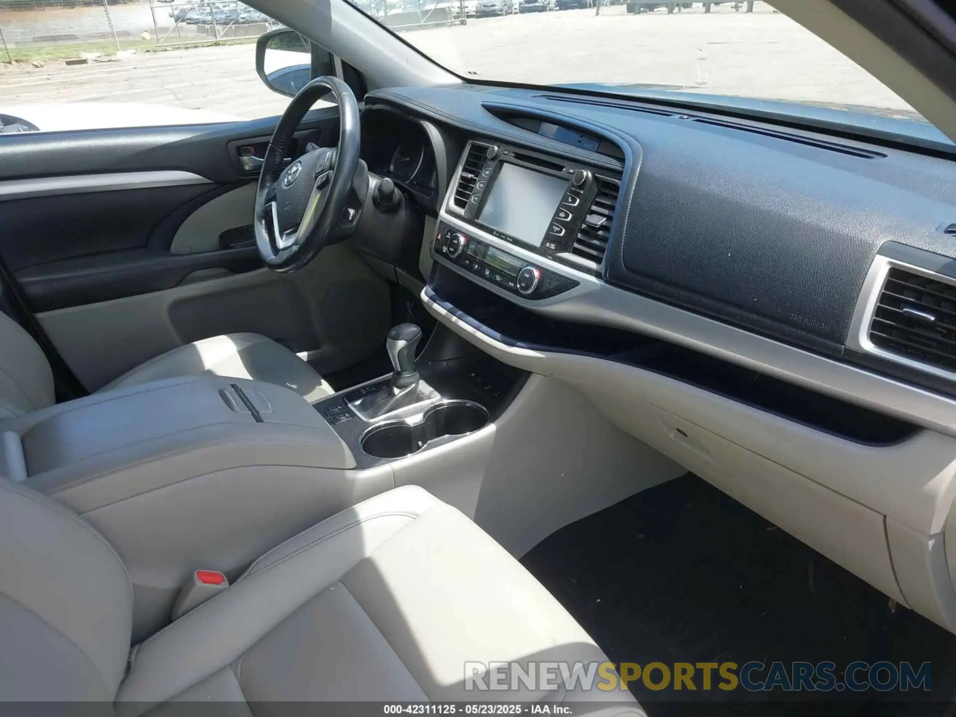 5 Photograph of a damaged car 5TDJZRFH0KS585898 TOYOTA HIGHLANDER 2019