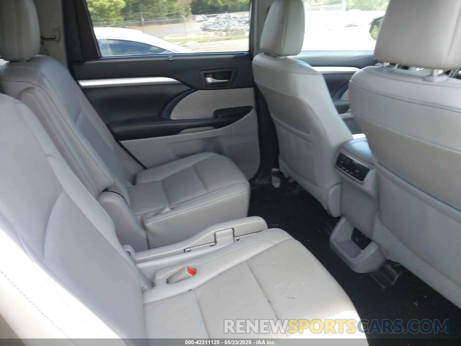 8 Photograph of a damaged car 5TDJZRFH0KS585898 TOYOTA HIGHLANDER 2019
