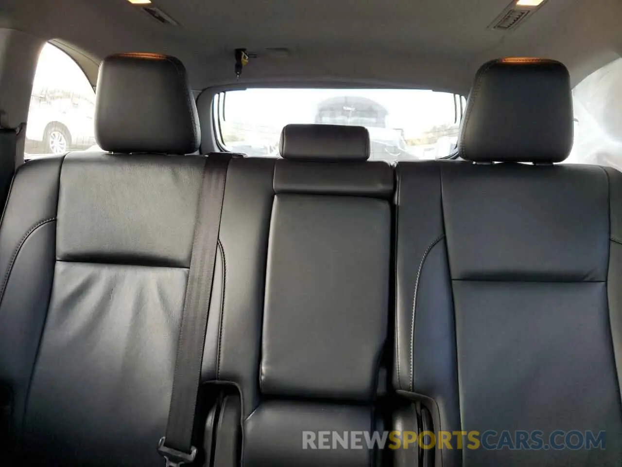 10 Photograph of a damaged car 5TDJZRFH0KS587649 TOYOTA HIGHLANDER 2019