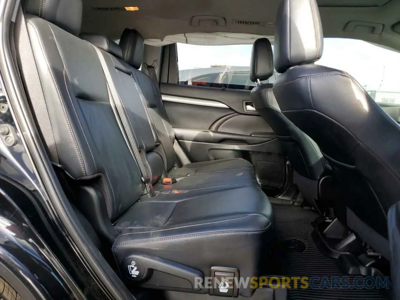11 Photograph of a damaged car 5TDJZRFH0KS587649 TOYOTA HIGHLANDER 2019