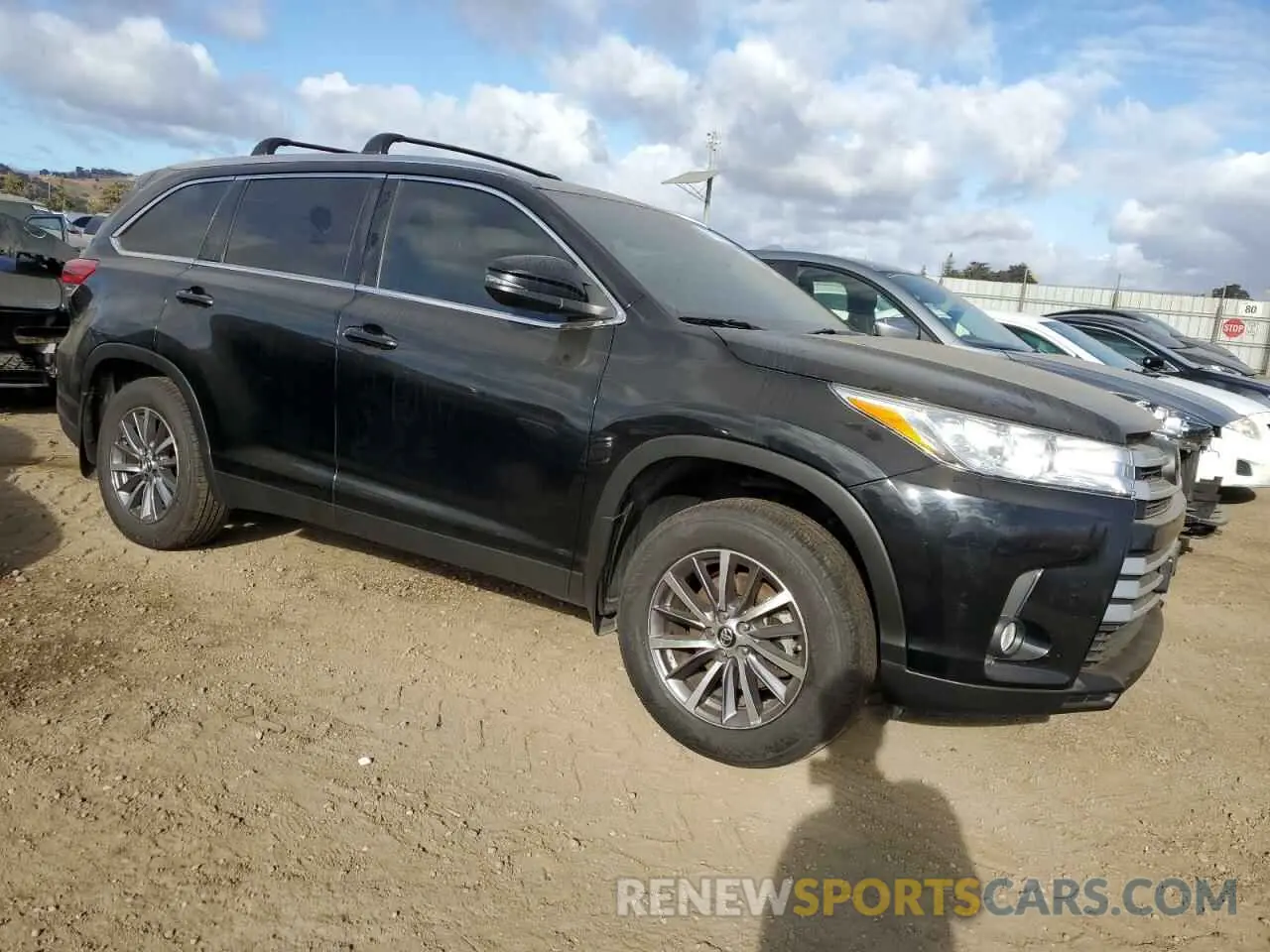 4 Photograph of a damaged car 5TDJZRFH0KS587649 TOYOTA HIGHLANDER 2019
