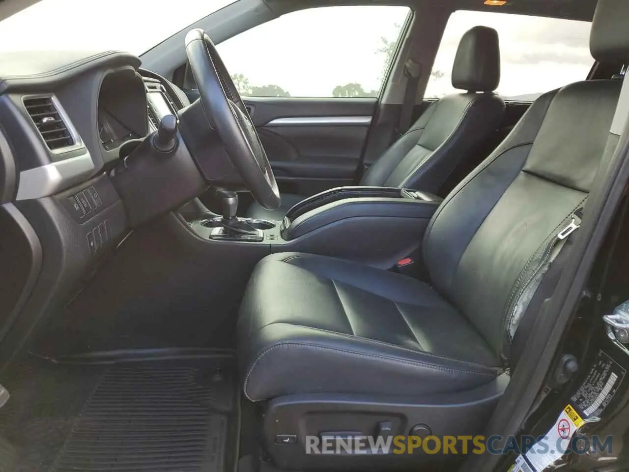 7 Photograph of a damaged car 5TDJZRFH0KS587649 TOYOTA HIGHLANDER 2019