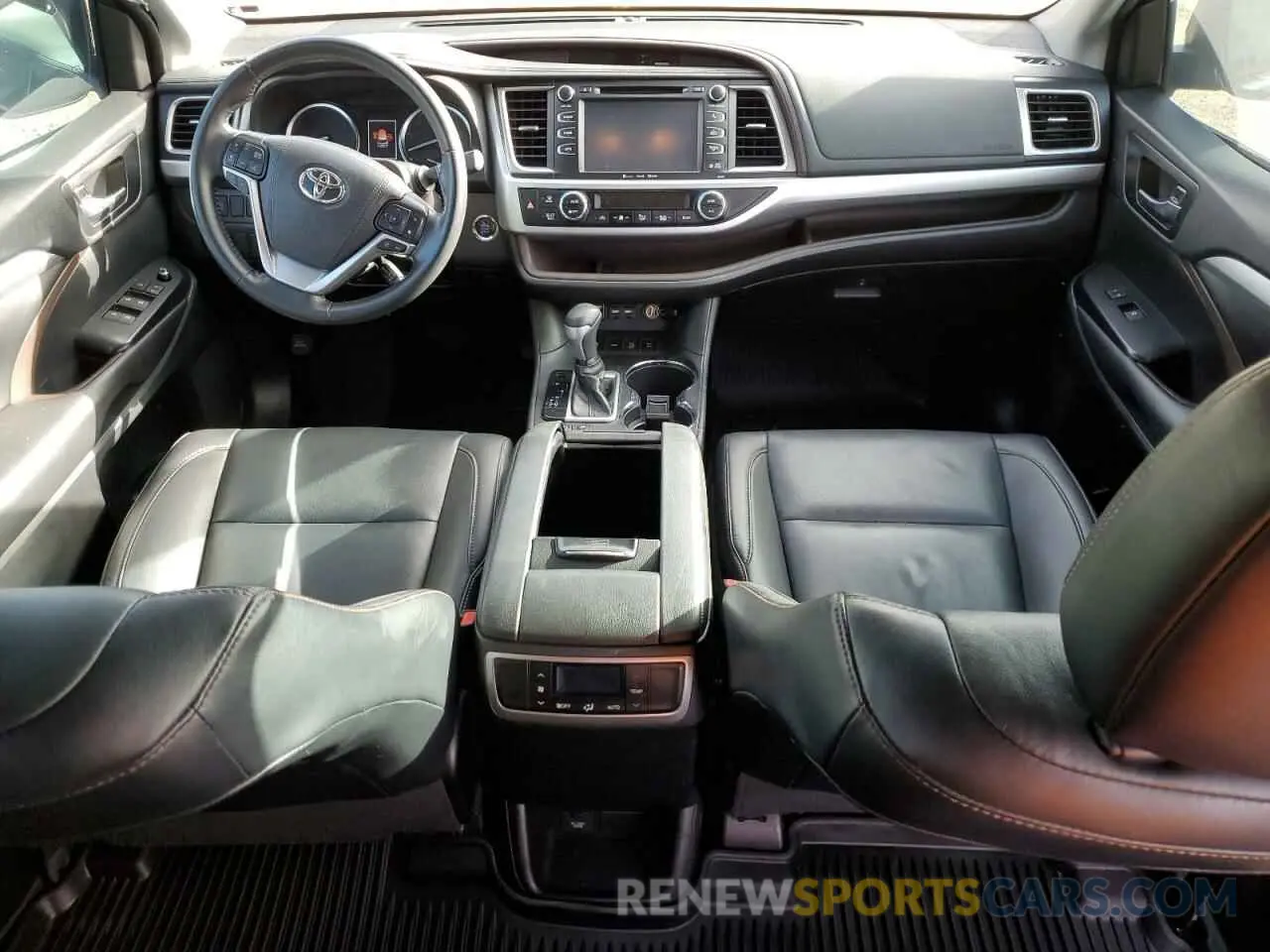 8 Photograph of a damaged car 5TDJZRFH0KS587649 TOYOTA HIGHLANDER 2019