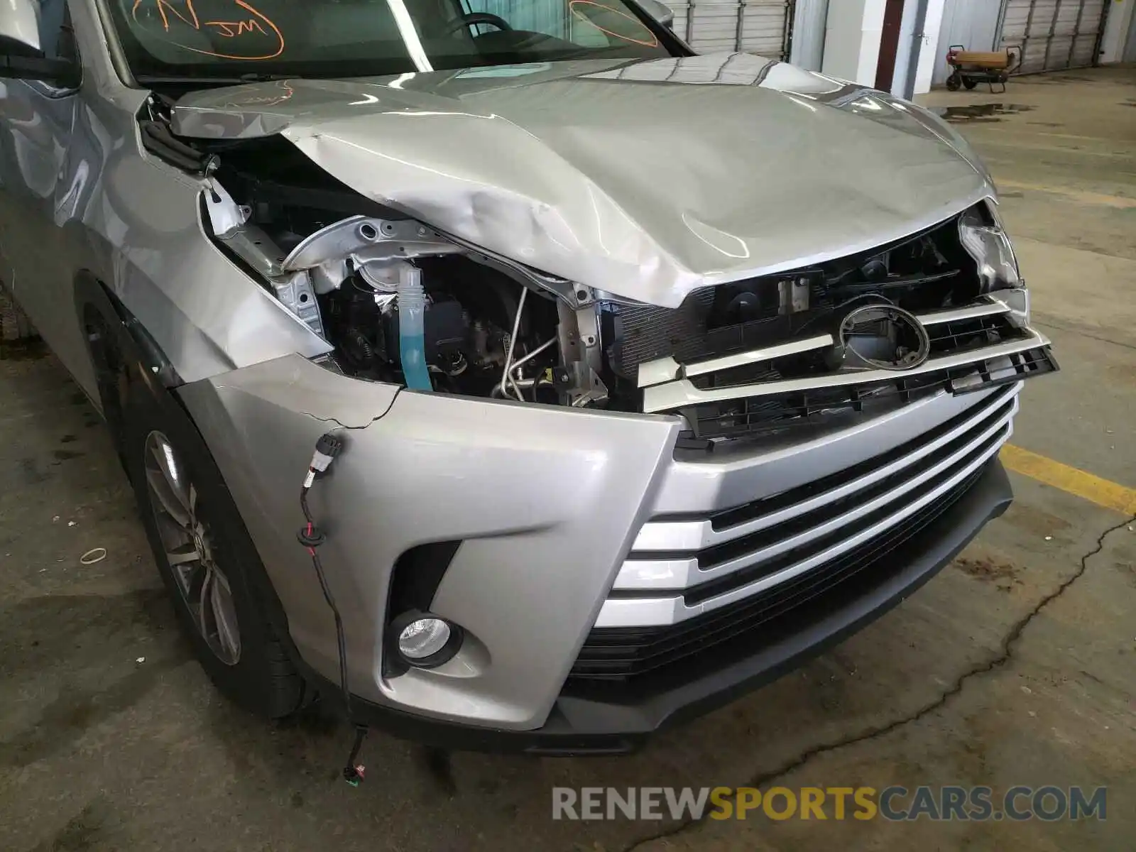 9 Photograph of a damaged car 5TDJZRFH0KS587733 TOYOTA HIGHLANDER 2019