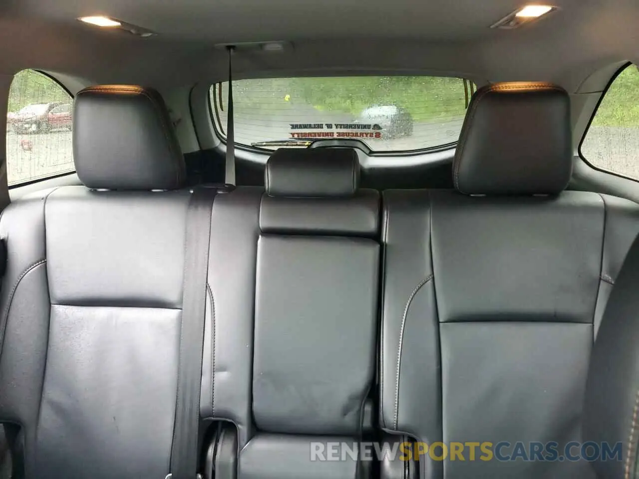 10 Photograph of a damaged car 5TDJZRFH0KS591068 TOYOTA HIGHLANDER 2019