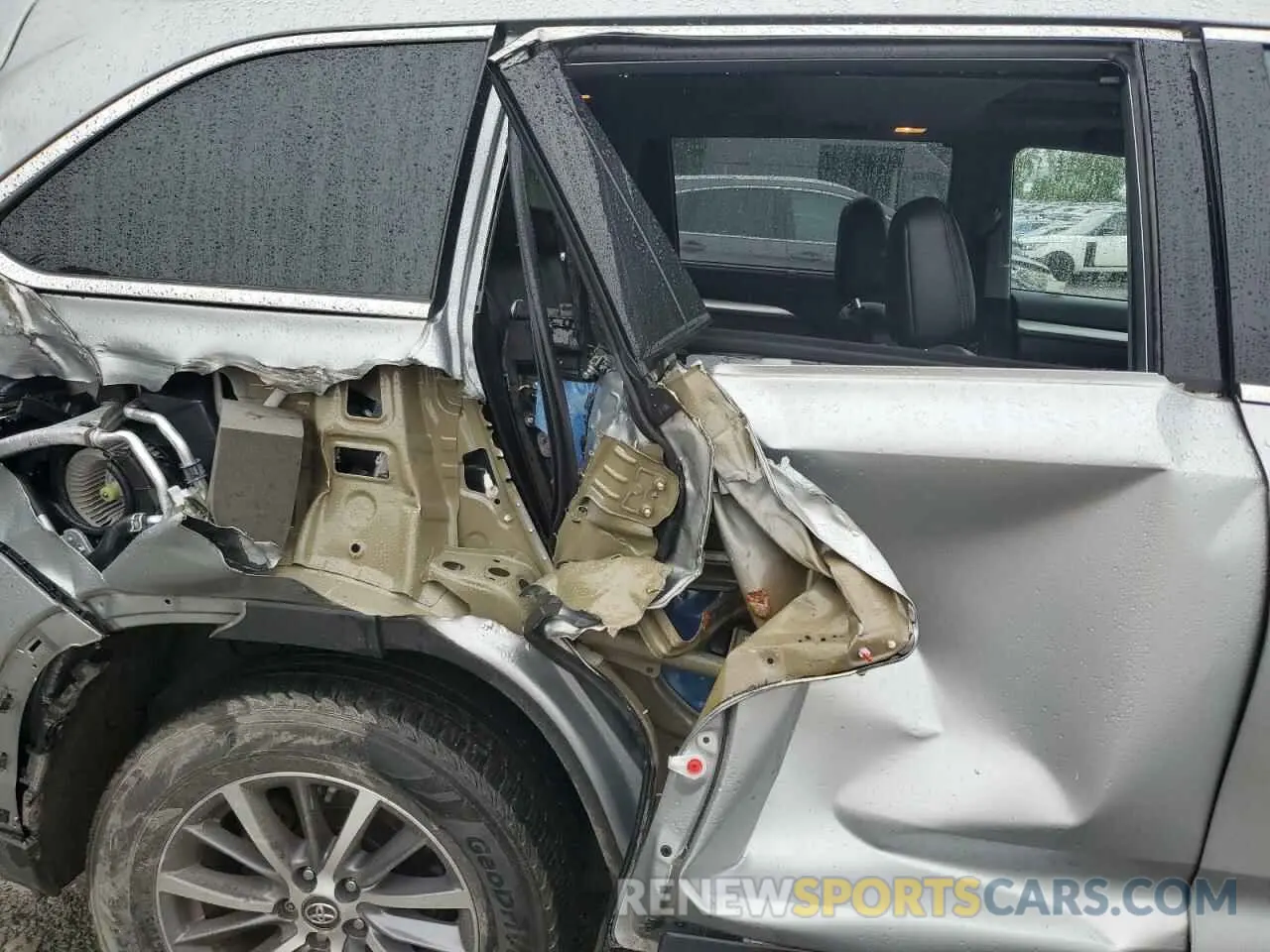 11 Photograph of a damaged car 5TDJZRFH0KS591068 TOYOTA HIGHLANDER 2019