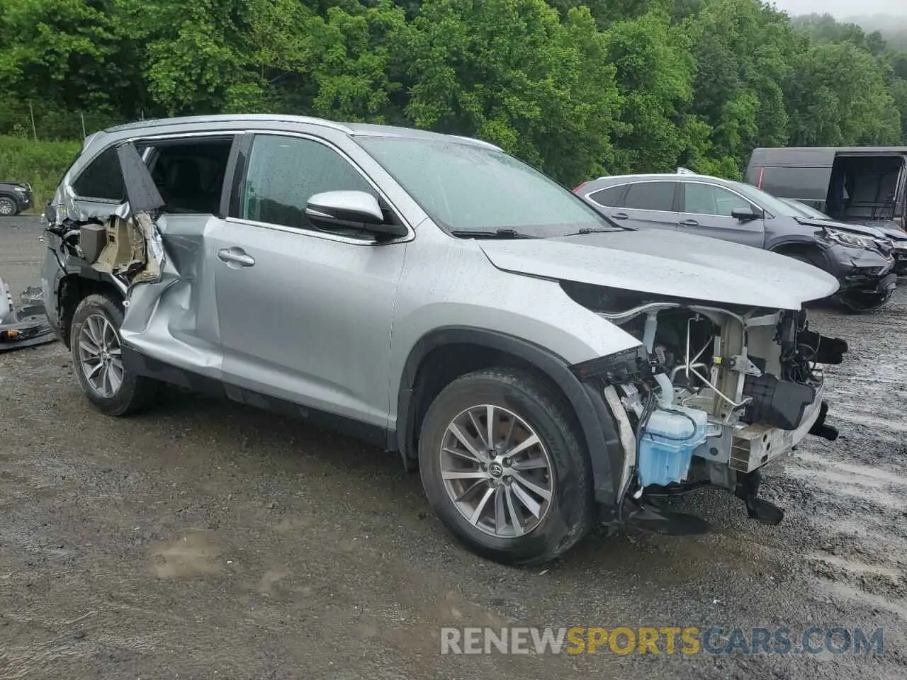 4 Photograph of a damaged car 5TDJZRFH0KS591068 TOYOTA HIGHLANDER 2019