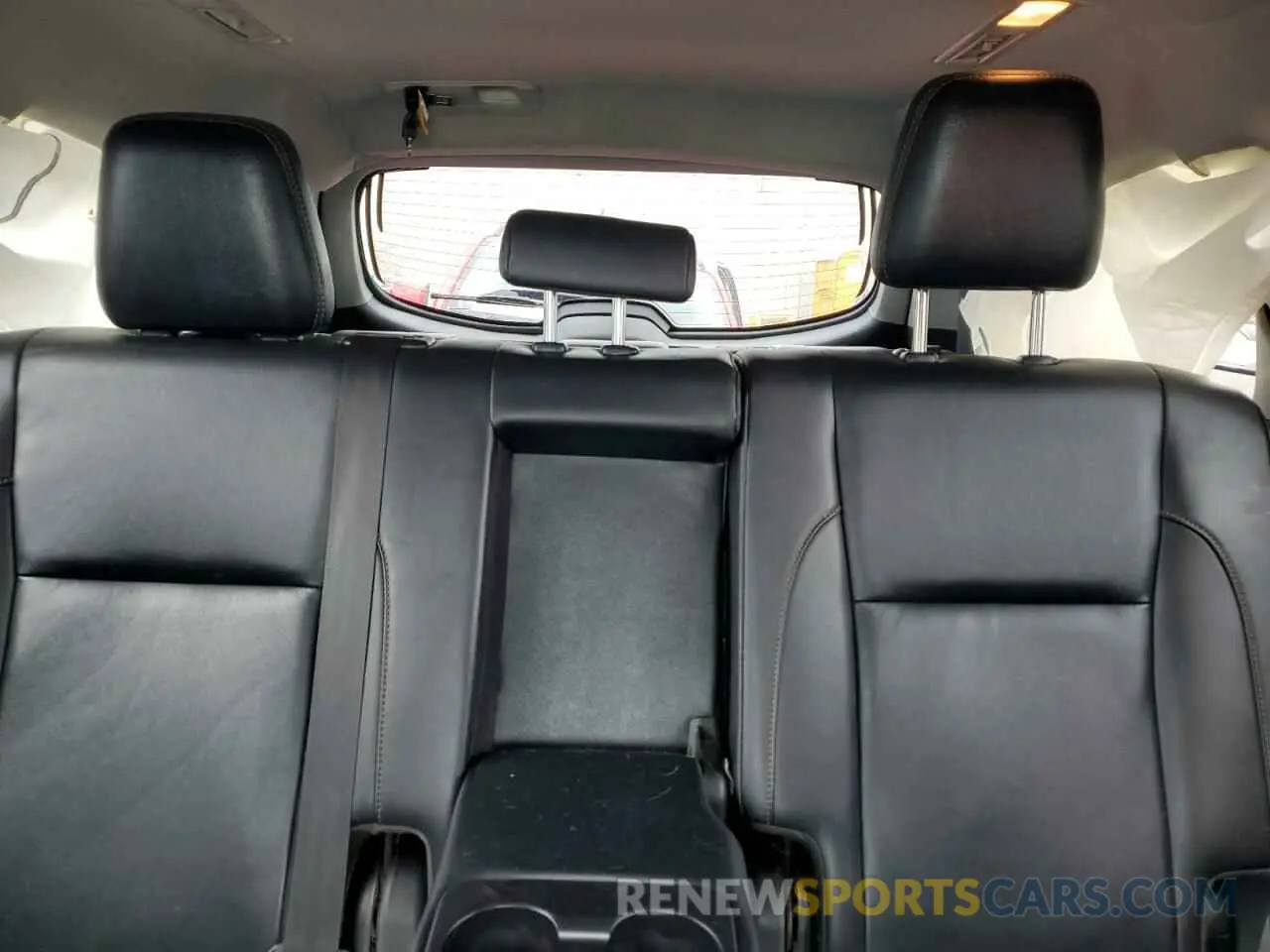 10 Photograph of a damaged car 5TDJZRFH0KS593872 TOYOTA HIGHLANDER 2019