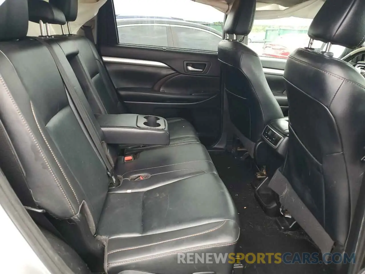 12 Photograph of a damaged car 5TDJZRFH0KS593872 TOYOTA HIGHLANDER 2019