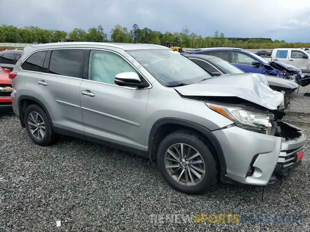 4 Photograph of a damaged car 5TDJZRFH0KS593872 TOYOTA HIGHLANDER 2019