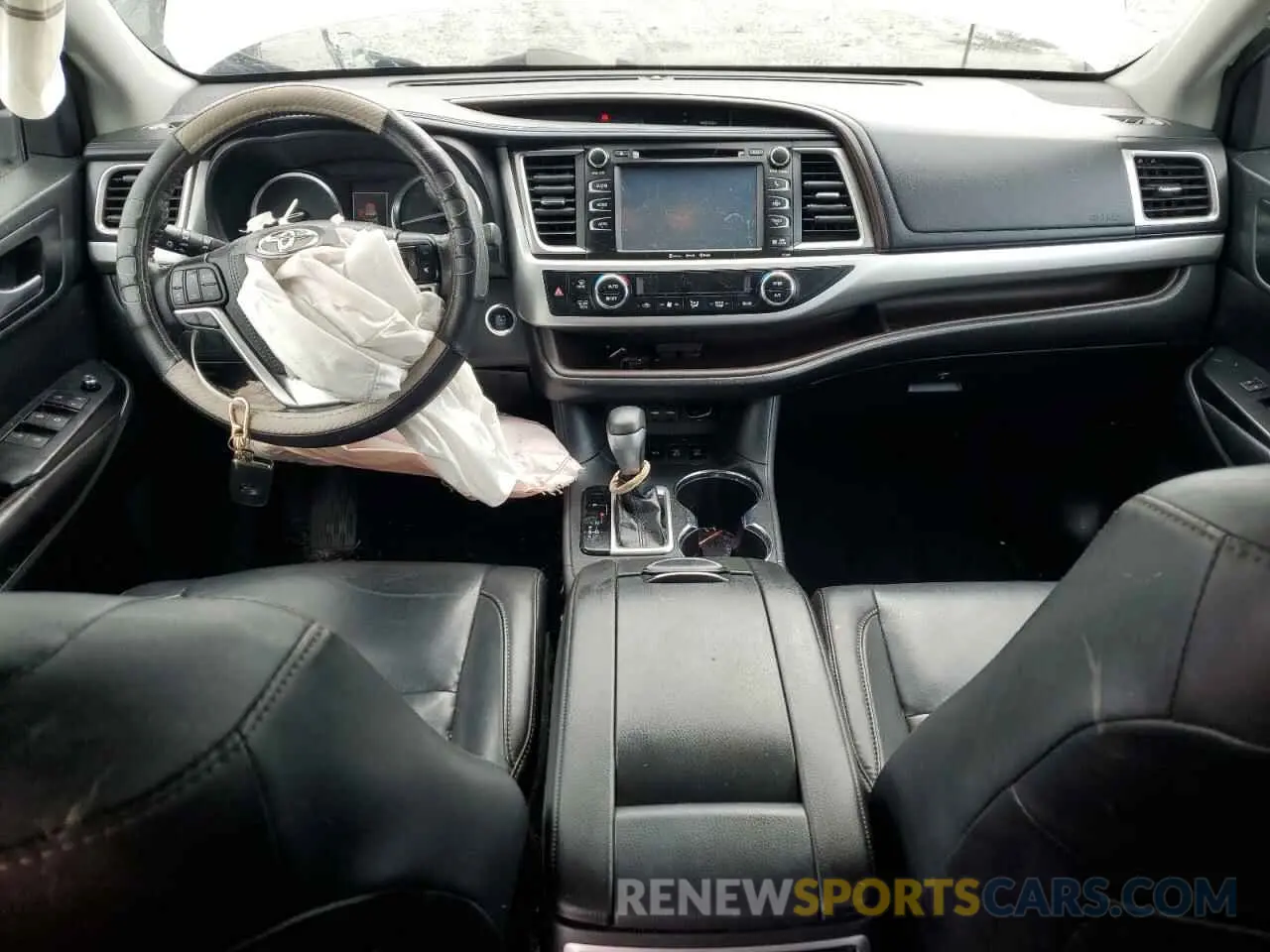 8 Photograph of a damaged car 5TDJZRFH0KS593872 TOYOTA HIGHLANDER 2019