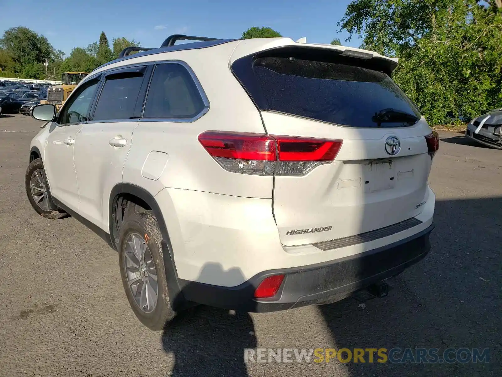 3 Photograph of a damaged car 5TDJZRFH0KS595976 TOYOTA HIGHLANDER 2019