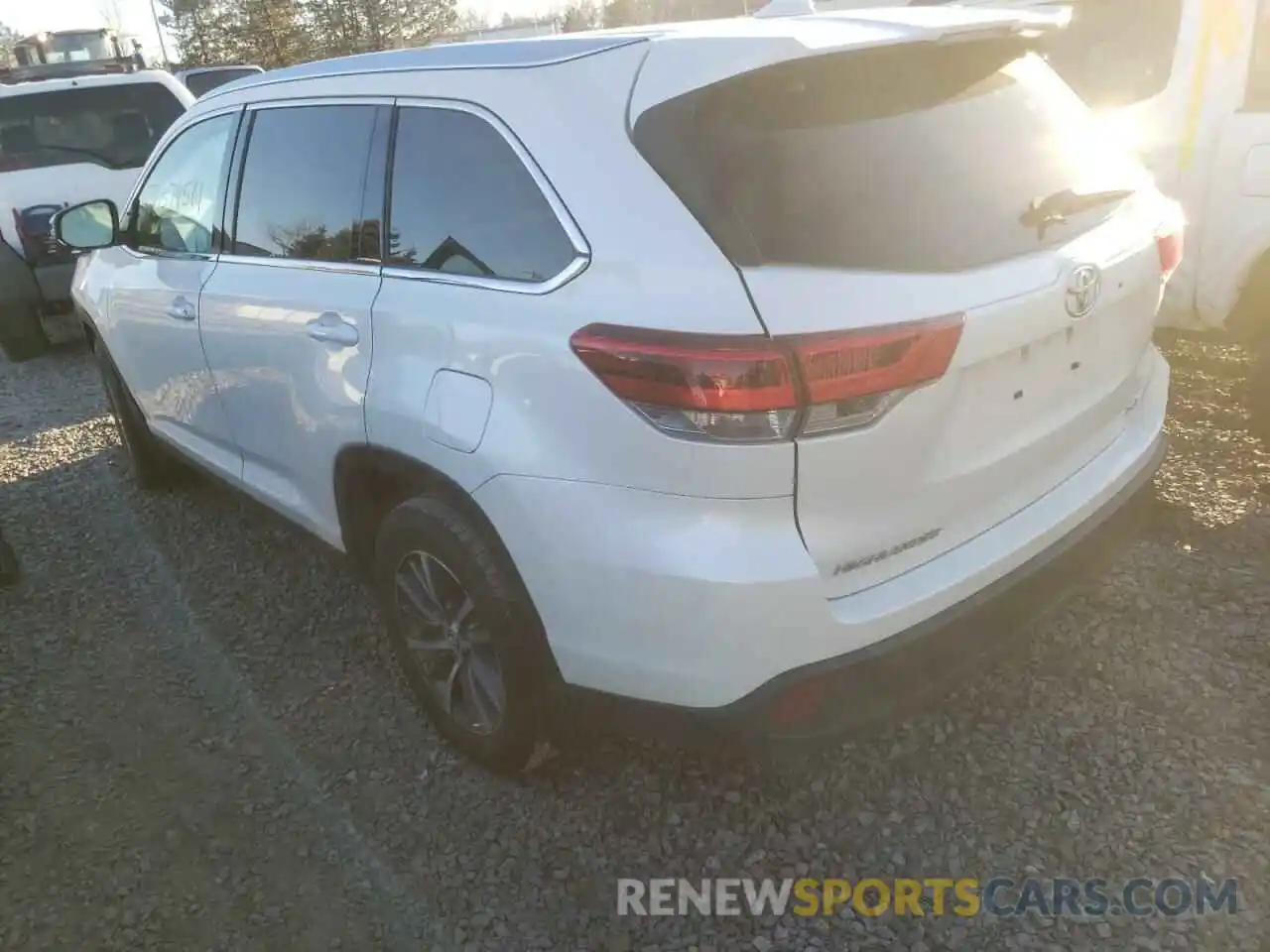 3 Photograph of a damaged car 5TDJZRFH0KS598277 TOYOTA HIGHLANDER 2019