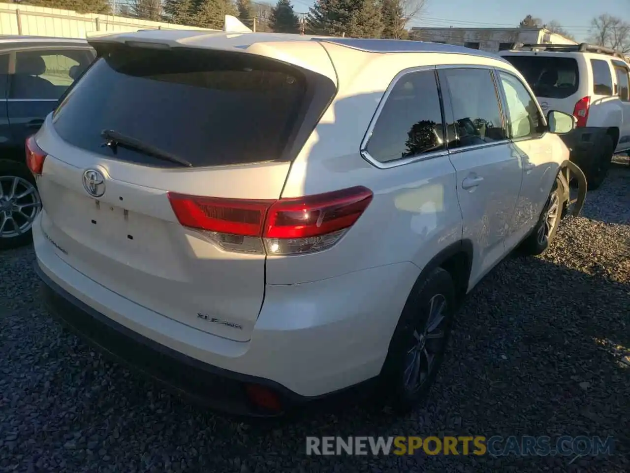 4 Photograph of a damaged car 5TDJZRFH0KS598277 TOYOTA HIGHLANDER 2019