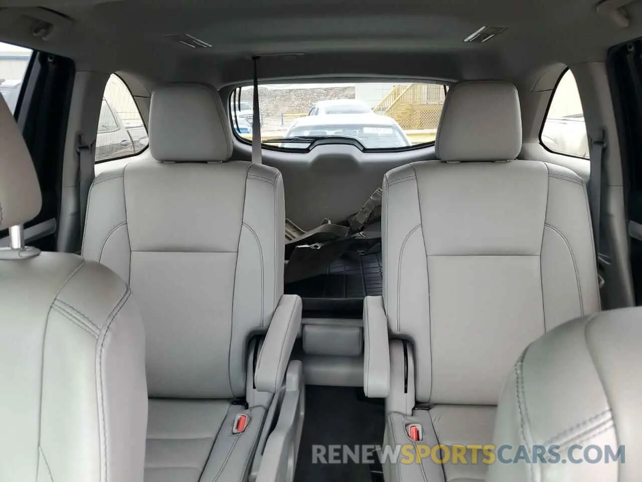 10 Photograph of a damaged car 5TDJZRFH0KS600268 TOYOTA HIGHLANDER 2019
