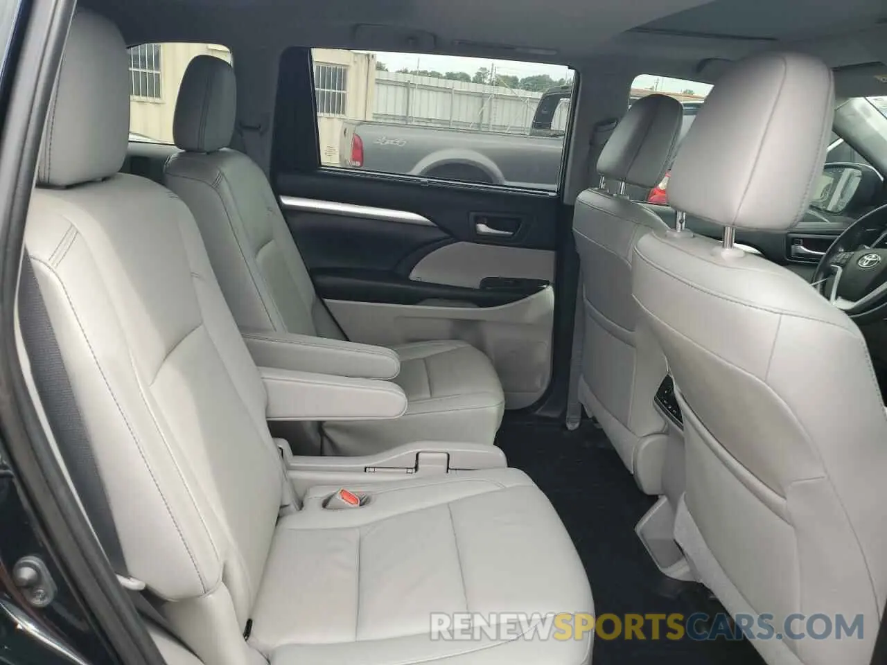 11 Photograph of a damaged car 5TDJZRFH0KS600268 TOYOTA HIGHLANDER 2019
