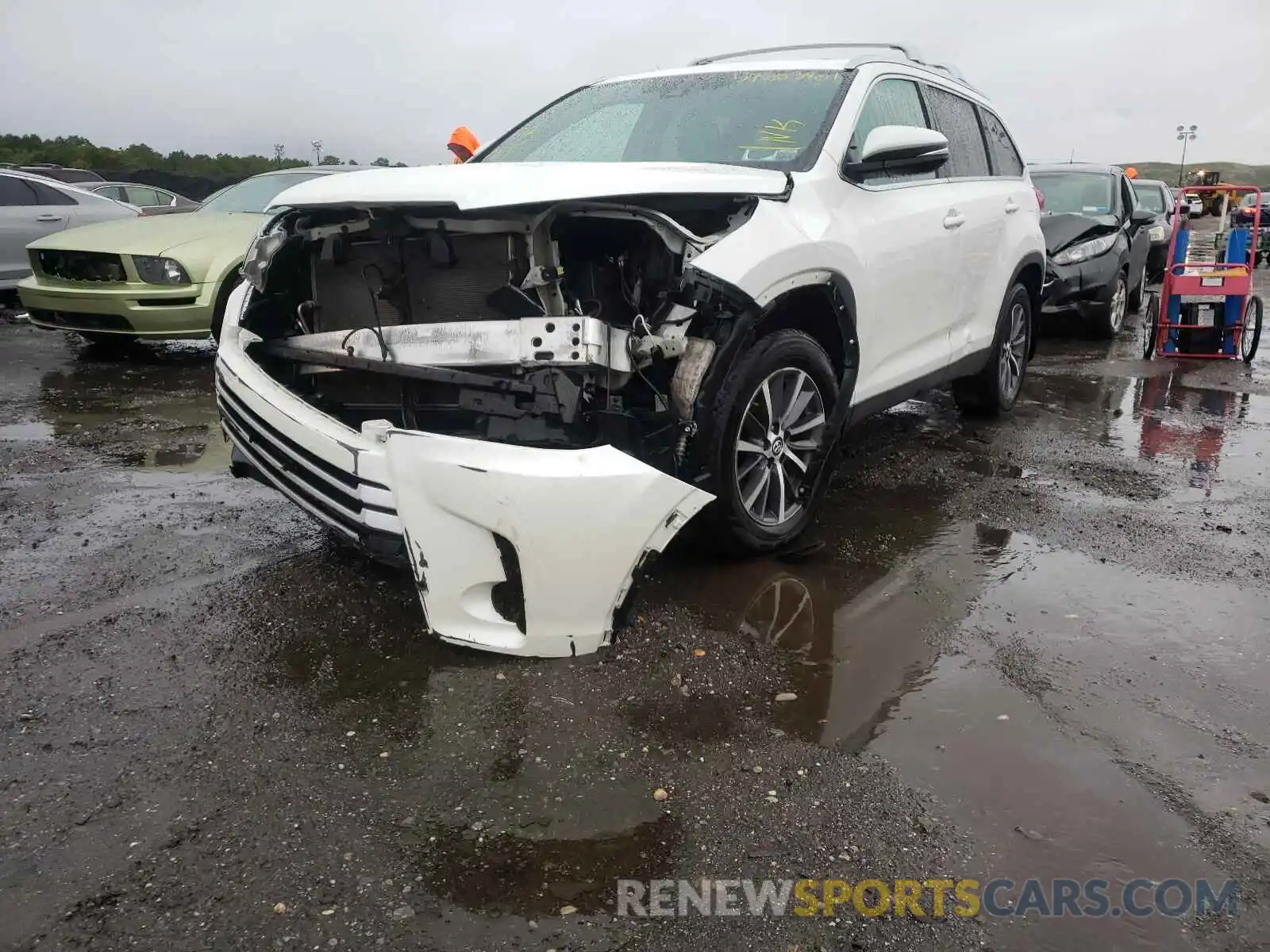 2 Photograph of a damaged car 5TDJZRFH0KS600805 TOYOTA HIGHLANDER 2019